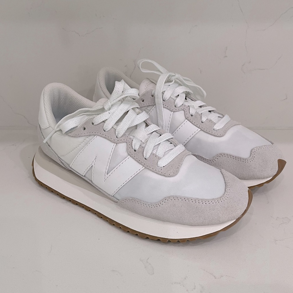 New Balance sneakers
Like new condition Women’s Size 8